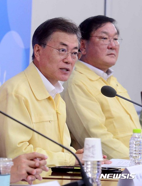 【과천=뉴시스】전신 기자 = 문재인 대통령이 22일 경기도 과천 정부과천청사에서 열린 과학기술정보통신부·방송통신위원회 핵심정책 토의에서 모두발언하고 있다. 2017.08.22.&nbsp; photo1006@newsis.com