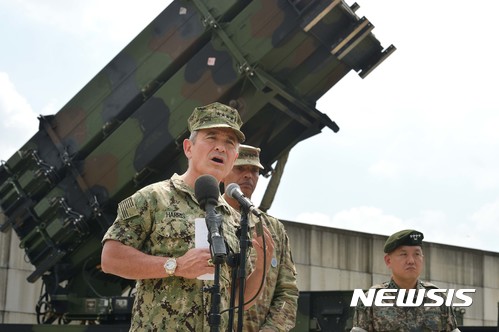 해리 해리스 미국 태평양군 사령관이 패트리엇 3 미사일 포대를 시찰하고 있다. 2017.08.22.  photo@newsis.com