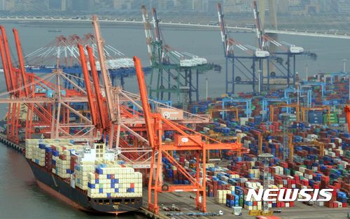 【부산=뉴시스】 하경민 기자 = 홍콩의 사우스차이나모닝포스트(SCMP)는 4일 UN 세계 무역량 통계정보(UN COMTRADE)와 한국무역협회(KITA) 자료 등을 인용해 미중무역갈등이 전면적으로 확대될 경우 글로벌 무역량이 6% 감소하면서 한국의 수출은 6.4%(367억 달러) 감소할 것으로 추산된다고 보도했다.&nbsp; 사진은 부산항 북항 감만부두의 모습. 2018.07.04.&nbsp; yulnetphoto@newsis.com