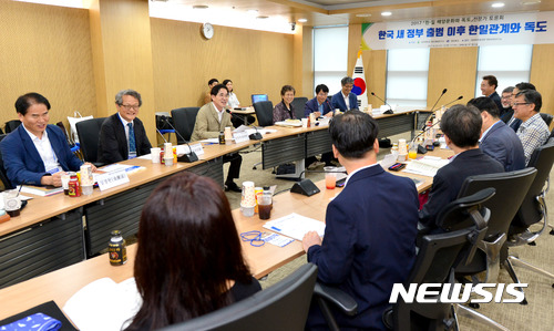 【안동=뉴시스】류상현 기자 = 23일 오후 도청 회의실에서 ‘2017 한일 해양문화와 독도’를 주제로 한일 전문가 토론회가 진행되고 있다. 2017.08.23 (사진=경북도 제공) photo@newsis.com