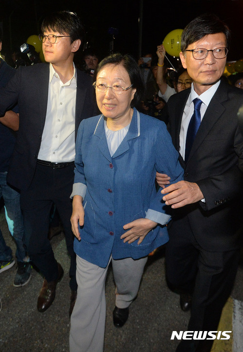 【의정부=뉴시스】김선웅 기자 = 한명숙 전 국무총리가 23일 오전 경기 의정부교도소에서 2년간의 수감생활을 마친 후 만기 출소해 귀가 차량으로 향하고 있다. 한 전 총리는 지난 2007년 열린우리당 대선 경선을 앞두고 한만호 전 한신건영 대표로부터 불법 정치자금을 받은 혐의로 기소, 2015년 8월 대법원에서 징역 2년을 선고받았다. 2017.08.23. mangusta@newsis.com