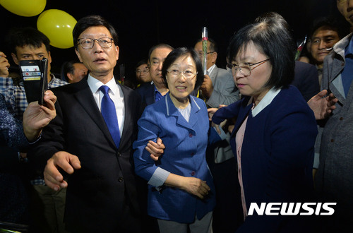 [의정부=뉴시스]김선웅 기자 = 지난 2017년 8월23일 한명숙 전 국무총리가 경기 의정부교도소에서 2년간의 수감생활을 마친 후 만기 출소해 귀가 차량으로 향하고 있다. 한 전 총리는 지난 2007년 열린우리당 대선 경선을 앞두고 한만호 전 한신건영 대표로부터 불법 정치자금을 받은 혐의로 기소, 2015년 8월 대법원에서 징역 2년을 선고받았다. 2017.08.23. mangusta@newsis.com