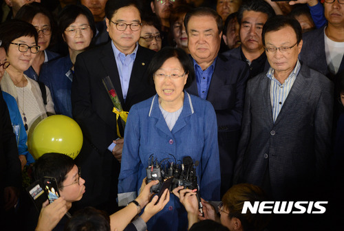 [의정부=뉴시스]김선웅 기자 = 한명숙 전 국무총리가 지난 2017년 8월23일 오전 경기 의정부교도소에서 2년간의 수감생활을 마친 후 만기 출소해 인사말을 전하고 있다. 2017.08.23. mangusta@newsis.com