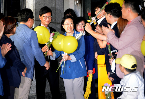 [의정부=뉴시스]김선웅 기자 = 한명숙 전 국무총리가 지난 2017년 8월23일 오전 경기 의정부교도소에서 2년간의 수감생활을 마친 후 만기 출소하고 있다. 2017.08.23. mangusta@newsis.com