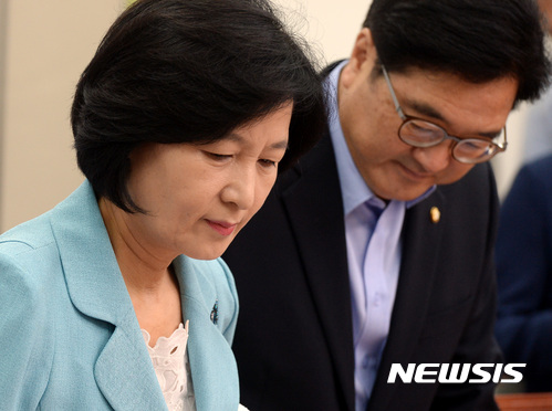 【서울=뉴시스】박영태 기자 = 추미애 더불어민주당 대표가 23일 오전 서울 영등포구 여의도 국회 더불어민주당 당대표회의실에서 진행된 최고위원회의에 참석해 자리에 앉고 있다. 2017.08.23. since1999@newsis.com