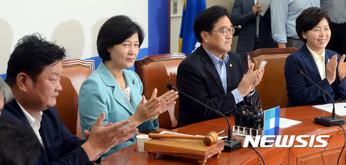 【서울=뉴시스】박영태 기자 = 추미애 더불어민주당 대표가 23일 오전 서울 영등포구 여의도 국회 더불어민주당 당대표회의실에서 진행된 최고위원회의에서 우원식 원내대표 등 당직자들의 취임 100일을 축하하는 박수를 치고 있다. 2017.08.23.since1999@newsis.com