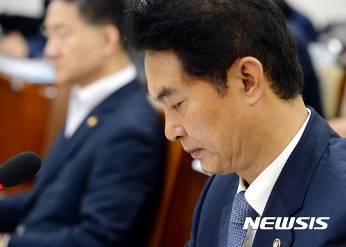 【서울=뉴시스】박영태 기자 = 23일 오전 서울 영등포구 여의도 국회에서 열린 보건복지위원회 전체회의에서 류영진 식약처장이 의원 질의에 고개를 숙이고 있다. 2017.08.23.since1999@newsis.com