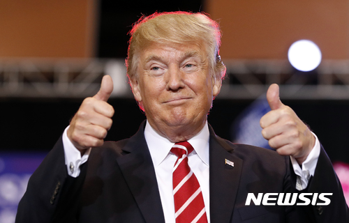 【피닉스(미 애리조나주)=AP/뉴시스】도널드 트럼프 미 대통령이 22일(현지시간) 애리조나주 피닉스에서 연설을 시작하기 전 지지자들에게 엄지손가락을 치켜세우고 있다. 그는 이날 미국이 캐나다, 멕시코와 체결한 북미자유무역협정(NAFTA)을 언젠가는 파기하게 될 것이라고 말했다. 2017.8.23