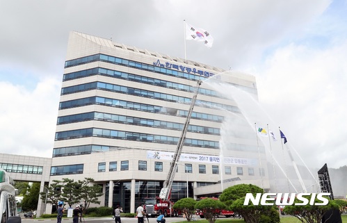 【대전=뉴시스】조명휘 기자 = 23일 대전 유성구에 있는 한국항공우주연구원에서 2017을지훈련을 맞아 찾아 테러 및 생화학 무기 살포를 가상한 훈련이 열리고 있다. 2017.08.23. (사진= 대전시 제공) photo@newsis.com