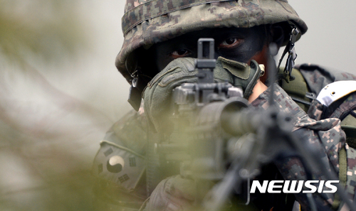 【서울=뉴시스】임태훈 기자 = 을지프리덤가디언(UFG) 연습과 연계해 민방위훈련이 실시된 23일 오후 서울 강남구 수서역에서 미상 포격 등을 가상한 긴급구조종합훈련에서 군인이 경계를 서고 있다.&nbsp; 이번 훈련은 UFG 기간 중 적 장사정포격에 의한 붕괴 및 화재, 열차탈선, 차량매몰로 인한 다수사상자 발생을 가상한 훈련으로 유관기관 합동 대비체계 점검 및 대응역량 강화를 목적으로 실시됐다. 2017.08.23.&nbsp; taehoonlim@newsis.com