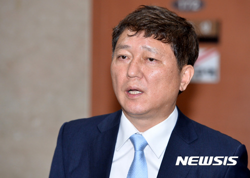 【서울=뉴시스】이영환 기자 = 더불어민주당 최재성 정당발전위원장이 23일 오후 서울 여의도 국회 정론관에서 정당발전위 위원 명단발표 기자회견을 마치고 취재진의 질의에 답하고 있다. 2017.08.23.&nbsp; 20hwan@newsis.com