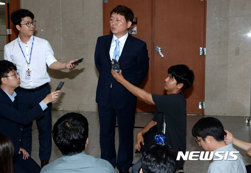 【서울=뉴시스】이영환 기자 = 더불어민주당 최재성 정당발전위원장이 23일 오후 서울 여의도 국회 정론관에서 정당발전위 위원 명단발표 기자회견을 마치고 취재진의 질의에 답하고 있다. 2017.08.23. 20hwan@newsis.com