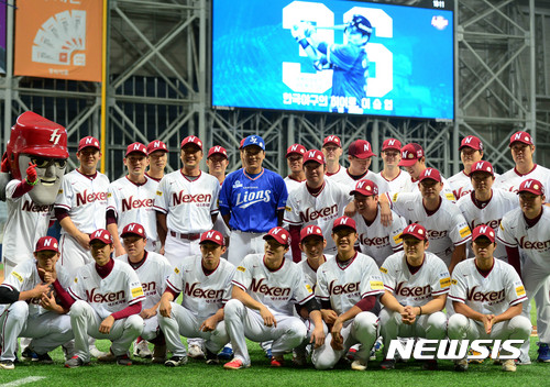 【서울=뉴시스】박주성 기자 = 23일 오후 서울 구로구 고척스카이돔에서 열린 2017 KBO 리그 삼성 라이온즈 대 넥센 히어로즈의 경기 전 삼성 이승엽 선수 은퇴 투어가 진행되어 이승엽 선수가 넥센 선수들과 기념촬영을 하고 있다. 2017.08.23. park7691@newsis.com