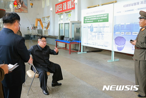 【서울=뉴시스】 북한 조선중앙TV는 김정은 노동당 위원장이 국방과학원 화학재료연구소를 현지지도했다고 23일 보도했다. 이날 현지지도는 조선노동당 중앙위원회 부부장인 조용원, 김정식이 동행했다. 2017.08.23. (출처=조선중앙TV 캡쳐) photo@newsis.com