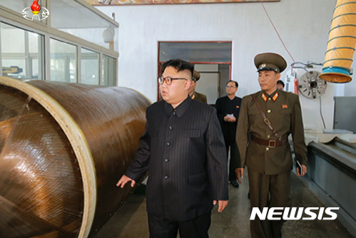 【서울=뉴시스】 북한 조선중앙TV는 김정은 노동당 위원장이 국방과학원 화학재료연구소를 현지지도했다고 23일 보도했다. 이날 현지지도는 조선노동당 중앙위원회 부부장인 조용원, 김정식이 동행했다. 2017.08.23. (출처=조선중앙TV 캡쳐)&nbsp; photo@newsis.com