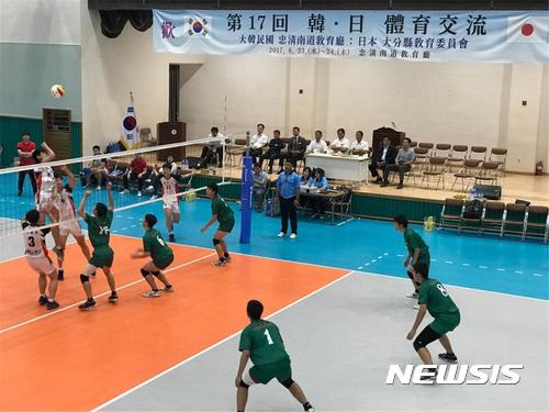【홍성·예산=뉴시스】 충남도교육청 초청으로 일본 오이타현 오이타공업고등학교와 천안고등학교 배구팀이 스포츠 교류를 가지고 있다. 