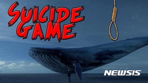 【서울=뉴시스】인도에서 '푸른 고래'라는 게임에 빠진 소년이 자살하는 사건이 잇따르고 있어 인도 당국이 수사에 착수하는 한편 일부 지역에서는 이 게임 사용을 전면 금지시켰다고 인도 언론들이 보도했다. '푸른 고래' 게임은 50일 간 SNS를 통해 내려지는 지시를 참가자가 수행한 후 인증사진을 다시 SNS에 올리게 한다. 마지막 날인 50일째에는 건물에서 뛰어내리라는 지시가 내려진 것으로 알려졌다. <사진 출처 : 힌두스탄 타임스> 2017.8.24