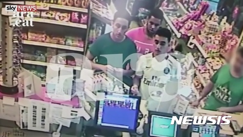 【서울=뉴시스】스페인 카탈루냐 주 캄브릴스에서 테러 공격을 감행하려다 사살된 용의자들이 지난 12일 범행 직전 한 상점에 들러 물건을 사며 농담을 주고받던 모습이 CCTV에 포착됐다고 스페인 매체 아라가 보도했다. <출처: 스카이뉴스 캡처> 2017.8.24.