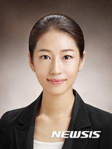 【부산=뉴시스】 하경민 기자 = 부산 부산진경찰서는 24일 쉬는날 쇼핑 중인 여경의 뒤를 쫒아다니며 몰래카메라를 찍은 김모(33)씨를 성폭력 범죄의 처벌 등에 관한 특례법 위반 혐의로 불구속 입건했다고 밝혔다.사진은 김씨를 붙잡은 영도경찰서 대교파출소 소속 심보영(31) 순경. 2017.08.24. (사진=부산경찰청 제공)yulnetphoto@newsis.com