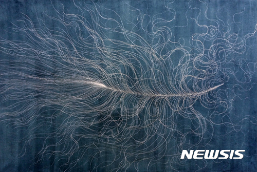 【서울=뉴시스】조미영_ 깃羽_ 살아오름... Life_ soar 181x122cm 한지 위 먹, 염료, 은분 2015