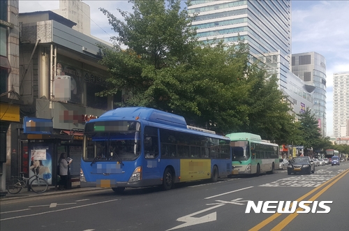 【대구=뉴시스】민경석 기자 = 대구지역 일부 버스 기사들의 난폭운전 등 민원이 끊이지 않고 있는 것으로 나타났다. 사진은 25일 오후 대구시내 한 버스정류장 앞에 시내버스들이 정차한 모습이다. 2017.09.25.0803mks@newsis.com