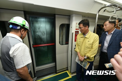 【김포=뉴시스】정일형 기자 = 유영록 김포시장이 24일 오후 김포도시철도 시험 운행을 통해 스크린 도어 시스템을 점검하고 있다. photo@newsis.com