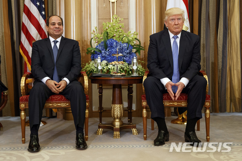 【카이로(이집트)=AP/뉴시스】 지난 5월 21일 이집트의 압델 파타 엘시시대통령이 리야드에서 도널드 트럼프 대통령과 회담하고 있다. 그는 내년 대선 출마를 아직 공식 발표하지 않았지만 전 총리였다가 국외로 탈출한 아흐메드 샤피크는 귀국과 대선 출마계획을 발표했다. 2017.11.30