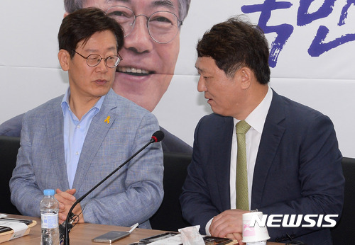 【서울=뉴시스】배훈식 기자 = 24일 오전 서울 여의도 더불어민주당 당사에서 열린 정당발전위원회 상견례에 참석한 이재명(왼쪽) 성남시장이 최재성 위원장과 대화하고 있다. 2017.08.24. dahora83@newsis.com