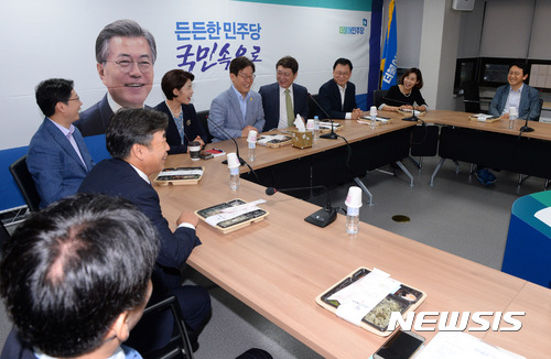 【서울=뉴시스】배훈식 기자 = 24일 오전 서울 여의도 더불어민주당 당사에서 최재성 위원장이 주재하는 정당발전위원회 상견례가 열리고 있다. 2017.08.24. dahora83@newsis.com