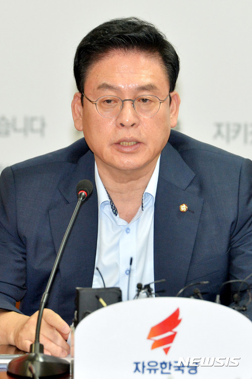 【서울=뉴시스】배훈식 기자 = 정우택 자유한국당 원내대표. 2017.08.24. dahora83@newsis.com