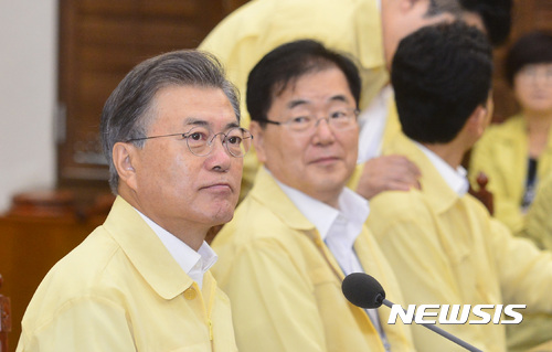 【서울=뉴시스】전진환 기자 = 문재인 대통령이 24일 오전 수석 보좌관 회의가 열린 청와대 여민관 소회의실에 자리하고 있다. 2017.08.24. amin2@newsis.com