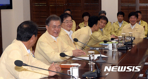 【서울=뉴시스】전진환 기자 = 문재인 대통령이 24일 오전 수석 보좌관 회의가 열린 청와대 여민관 소회의실에서 모두발언을 하고 수석 보좌관들과 대화하고 있다. 2017.08.24. amin2@newsis.com