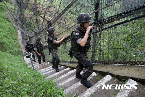 【연천=뉴시스】박진희 기자 = 경기도 연천지역 최북단 접경지역 GOP(일반전초) 철책에서 장병들이 철책 정밀점검을 하며 경계작전을 펼치고 있다.. 2017.08.24. pak7130@newsis.com