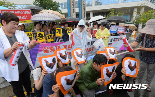 【세종=뉴시스】강종민 기자 = 살충제 계란 사태에 분노한 학무모 단체와 소비자 단체가 24일 오전 정부세종청사 농림축산식품부 앞에서 농식품부가 총제적 부실 관리와 직무유기로 인해 초래된 살충제 계란 사태의 책임을 지고 땜질식 처리가 아닌 근본적 대책 마련을 촉구한 뒤 퍼포먼스를 하고 있다. 2017.08.24. ppkjm@newsis.com