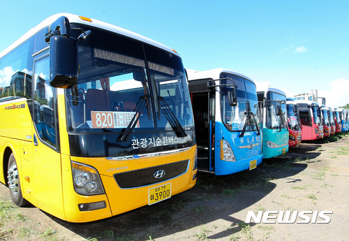 [제주=뉴시스] 우장호 기자 = 제주시 도남동 정부종합청사 주차장에서 열린 제주 대중교통 체제개편 출정식에 각 노선에 따라 색깔을 달리한 버스가 서 있다. (뉴시스DB) woo1223@newsis.com