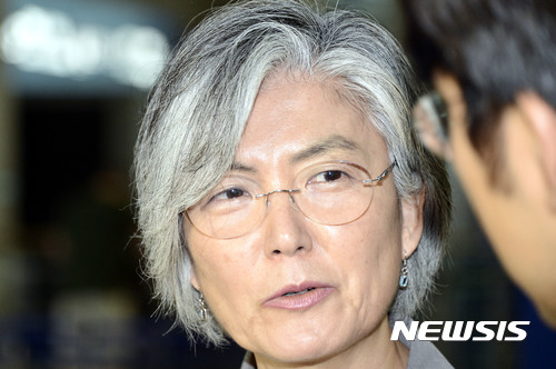 【인천공항=뉴시스】홍찬선 기자 = 강경화 외교부 장관이 취임 후 첫 러시아 방문길에 올랐다. 24일 오후 인천공항에 도착한 강 장관이 출국에 앞서 기자들과 인터뷰를 하고 있다. 2017.08.24.&nbsp; mania@newsis.com 