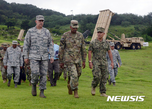 【서울=뉴시스】을지프리덤가디언(UFG) 연습 참관 등을 위해 방한한 새뮤얼 그리브스(왼쪽부터) 미국 미사일방어청장, 존 하이튼 전략사령관, 빈센트 브룩스 한미연합사령관, 해리 해리스 태평양사령관 등이 22일 경북 성주 고고도미사일방어체계(THAAD·사드) 기지를 시찰하고 있다. 2017.08.24. photo@newsis.com