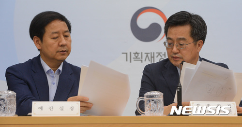 사진은 김동연 경제부총리 겸 기획재정부 장관(오른쪽)과 구윤철 예산실장(왼쪽). 뉴시스 DB.