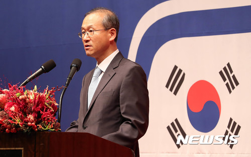 【서울=뉴시스】사진공동취재단 =임성남 외교부 1차관이 24일 오후 서울 중구 소공동 웨스틴 조선호텔에서 열린 '한·중 수교 25주년 리셉션'에서 인사말을 하고 있다.2017.08.24. photo@newsis.com