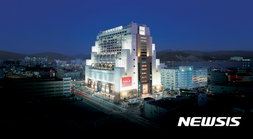 【창원=뉴시스】김기진 기자 =롯데백화점 마산점(점장 전정배)은 25일부터 9월 3일까지 개점 2주년 기념 이벤트와 쇼핑행사를 진행한다. 사진은 마산점의 야경. 2017.08.25. (사진=롯데백화점 마산점 제공) photo@newsis.com