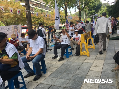 【서울=뉴시스】장서우 기자 = 이재용(49·구속) 삼성전자 부회장의 뇌물공여 등 혐의에 대한 1심 선고를 앞둔 25일 서울중앙지법 인근에서 친박단체 회원 등이 집회를 열고 있다. 이들은 박근혜(65·구속) 전 대통령과 이 부회장의 무죄를 주장했다. 2017.08.25  suwu@newsis.com