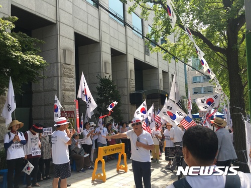 【서울=뉴시스】장서우 기자 = 이재용(49·구속) 삼성전자 부회장의 뇌물공여 등 혐의에 대한 1심 선고를 앞둔 25일 서울중앙지법 인근에서 친박단체 회원 등이 집회를 열고 있다. 이들은 박근혜(65·구속) 전 대통령과 이 부회장의 무죄를 주장했다. 2017.08.25  suwu@newsis.com