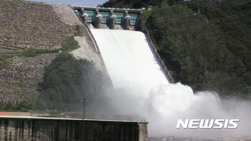 【춘천=뉴시스】한윤식 기자 = 25일 오후 2시부터 강원 춘천 소양강댐이 수문 3개를 열고 초당 1500t의 물을 방류하기 시작했다. 이날 수문개방은 1973년 소양강댐 건설 이후 14번째로 지난 2011년 7월27일 개방후 6년만이다. ysh@newsis.com 