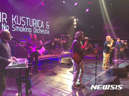 【울산=뉴시스】구미현 기자 = 세계적인 영화감독이자 뮤지션인 에밀 쿠스트리차가 다음달 15일부터 17일까지 울산 태화강대공원에서 열리는 2017 월드뮤직페스티벌 무대에 선다. 에밀 쿠스트리차의 공연 장면. 2017.08.25. (사진=울산문화재단 제공) photo@newsis.com