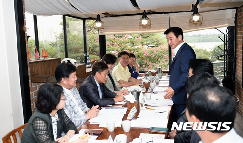 【의정부=뉴시스】배성윤 기자 = 경기도는 북부지역 현안사항 해결을 위해 8월 한달간 김동근 행정2부지사 주재로 북부청사 실·국장과 북부 도의원들이 함께 하는 권역별 순회 간담회를 가졌다고 25일 밝혔다. 2017.08.25.(사진=경기도 북부청 제공)&nbsp; photo@newsis.com