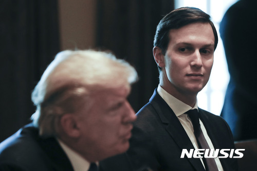 【워싱턴=AP/뉴시스】재러드 쿠슈너 백악관 선임고문이 공무에 개인 이메일을 사용해 논란에 휩싸였다. 사진은 쿠슈너 선임고문이 지난 7월25일 미국 워싱턴 백악관에서 사드 하리리 레바논 총리와 대화하는 도널드 트럼프 미국 대통령을 바라보는 모습. 2017.09.25