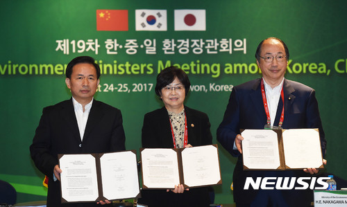 【수원=뉴시스】이정선 기자 = 김은경 환경부 장관과 리간제 중국 환경보호부 부장, 나카가와 마사하루 일본 환경성 대신이 25일 오후 경기 수원 라마다호텔에서 열린 제19차 한·중·일 환경장관회의 기자회견에서 공동 합의문 서명을 마친 뒤 기념촬영을 하고 있다. 2017.08.25. ppljs@newsis.com