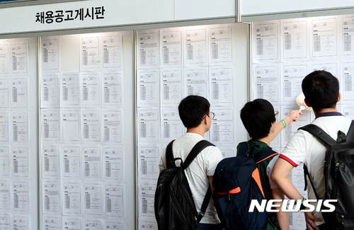 [비정규직 654만 시대]정규직보다 月128만원 덜 번다…2년6개월만에 관둬