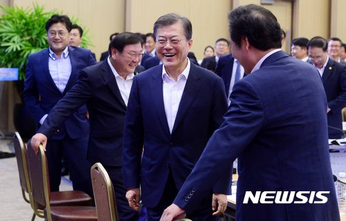 【세종=뉴시스】전신 기자 = 문재인 대통령이 25일 정부세종컨벤션센터 국제회의장에서 열린 기획재정부-공정거래위원회-금융위원회 핵심정책 토의에 참석해 밝게 웃고 있다. 2017.08.25.&nbsp; photo1006@newsis.com