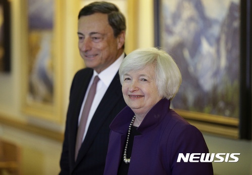 美 "금리 올린다"· EU "아직 괜찮다"·日 "돈 더 푼다"